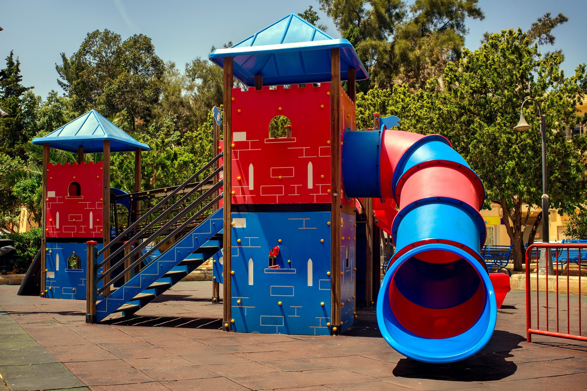 Colorido parque infantil con temática de castillo con tobogán de túnel